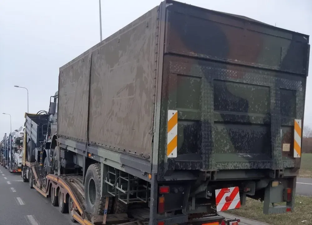 Из-за протестов поляков на границе застряли военные грузовики - СМИ