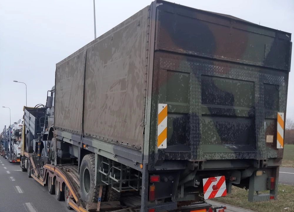 Через протести поляків на кордоні застрягли військові вантажівки – ЗМІ
