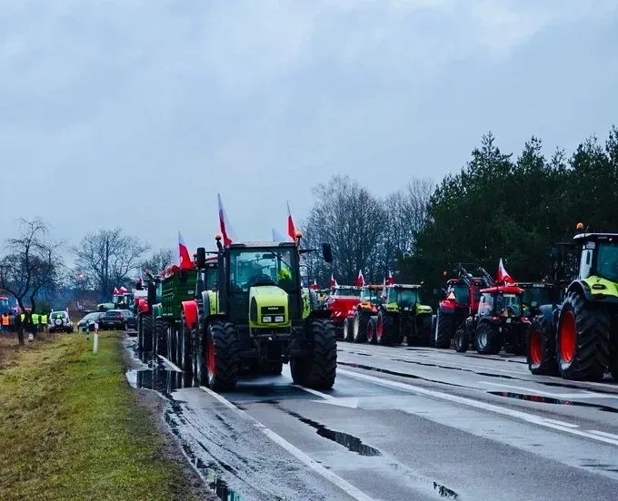 Из-за протеста фермеров в Польше значительные трудности в движении на дорогах и вблизи пунктов пропуска: что происходит