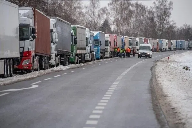 Not only trucks are being blocked: State Border Guard Service reports stricter traffic restrictions by Polish protesters