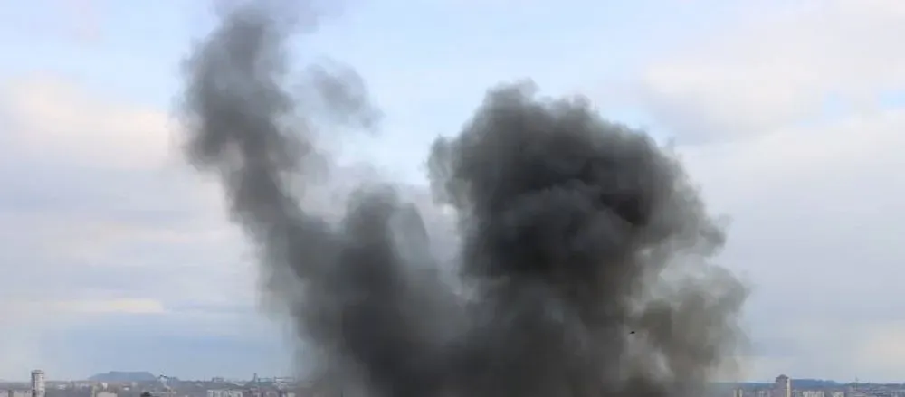 У Донецьку нова "бавовна": видніється дим в районі будівлі так званого "уряду днр"