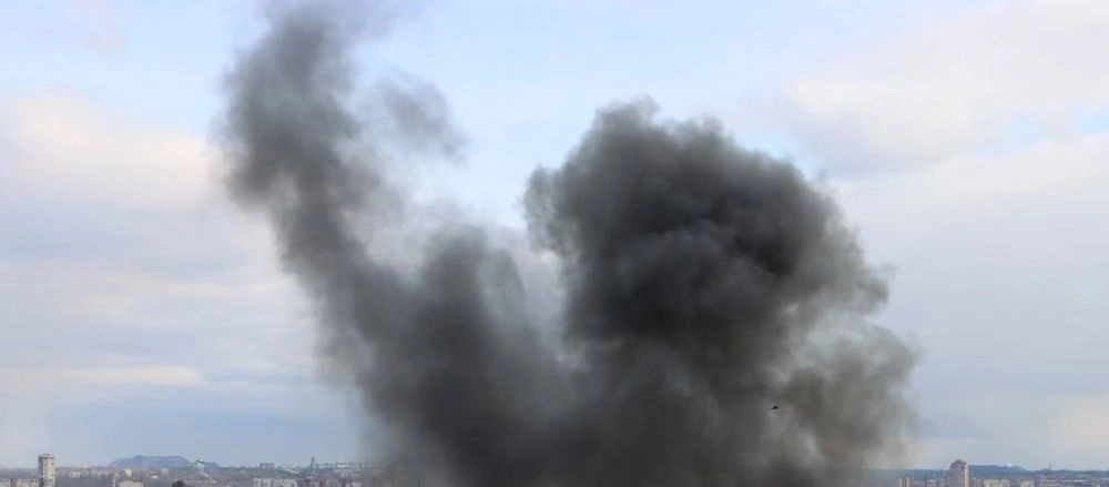 В Донецке новый "хлопок": виднеется дым в районе здания так называемого "правительства днр"