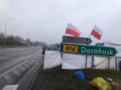Polish farmers plan to extend border blockade until April