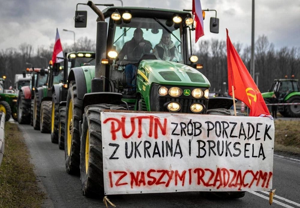 "путін, розберися з Україною і Брюсселем, і з нашим урядом": поліція Польщі відреагувала на плакат одного з мітингувальників, автору напису загрожує кримінальна відповідальність
