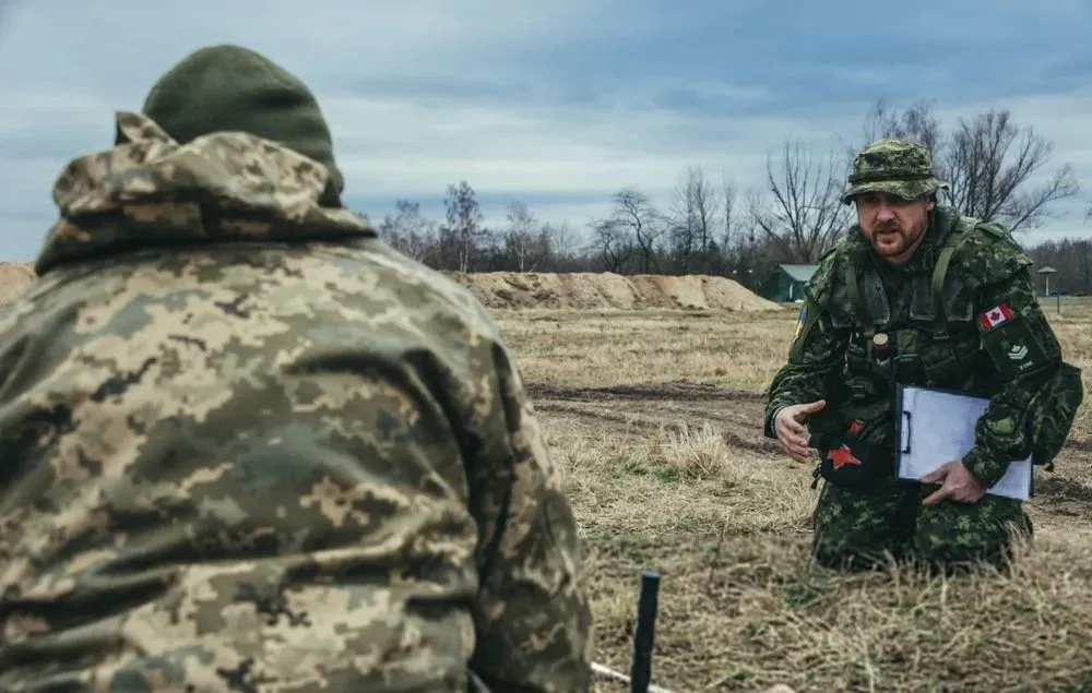 Canadian military shows how they train Ukrainian sappers
