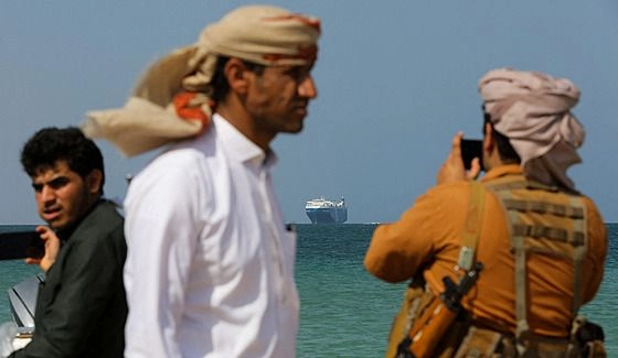 Yemeni Houthi leader threatens to attack with "underwater weapons" in the Red Sea
