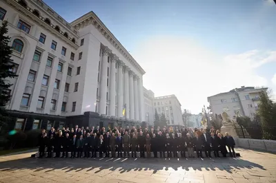 Зеленський опублікував фото з політиками на Банковій "Два роки. Ми всі тут"