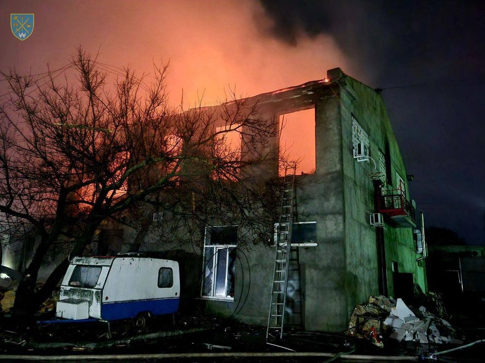 Наслідки ворожої атаки в Одесі: одна людина врятована та одна загинула