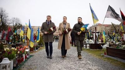 Зеленский во Львове: встретился с премьером Дании и почтил память погибших украинских защитников