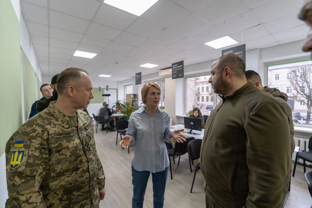 Умеров и Сырский посетили первый в Украине центр рекрутинга в Силы обороны