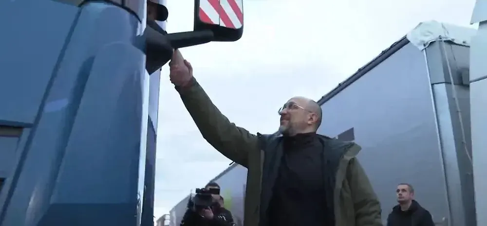 Шмигаль поспілкувався із водіями на пункті-пропуску "Краківець-Корчова", та розказав про плани з розблокування кордонів