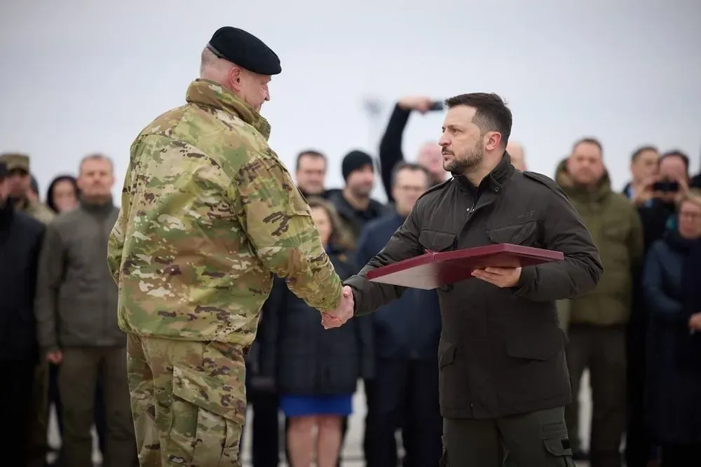 zelenskyi-nahorodyv-viiskovykh-yaki-braly-uchast-v-oboroni-aeroportu-antonov