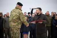 Зеленский наградил военных, которые участвовали в обороне аэропорта "Антонов"