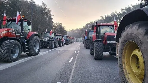 Polish farmers block traffic on the border with Germany