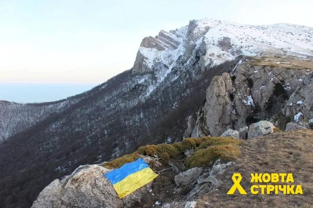 Активисты подняли флаг Украины на вершину крымской горы
