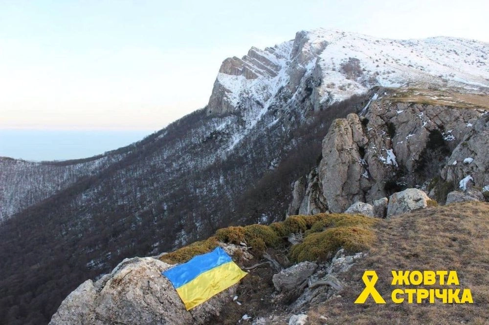 Активісти підняли прапор України на вершину кримської гори