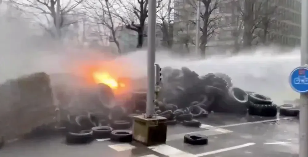 Police use water cannons against protesting farmers in Brussels
