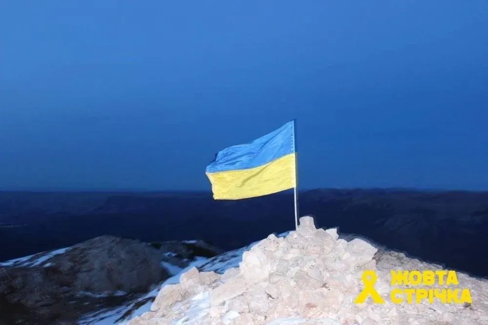 Activists raise Ukrainian flag on top of Crimean mountain Angara-Buruni