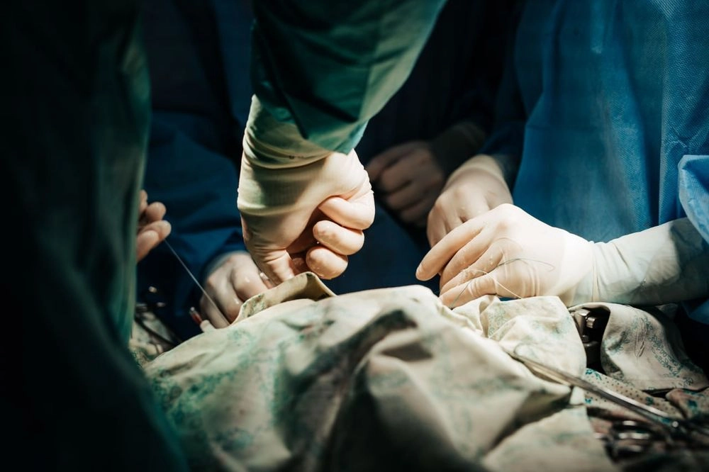 Тернопільські лікарі вперше в Україні видалили злоякісну пухлину серця методом аутотрансплантації: операцію провели військовому