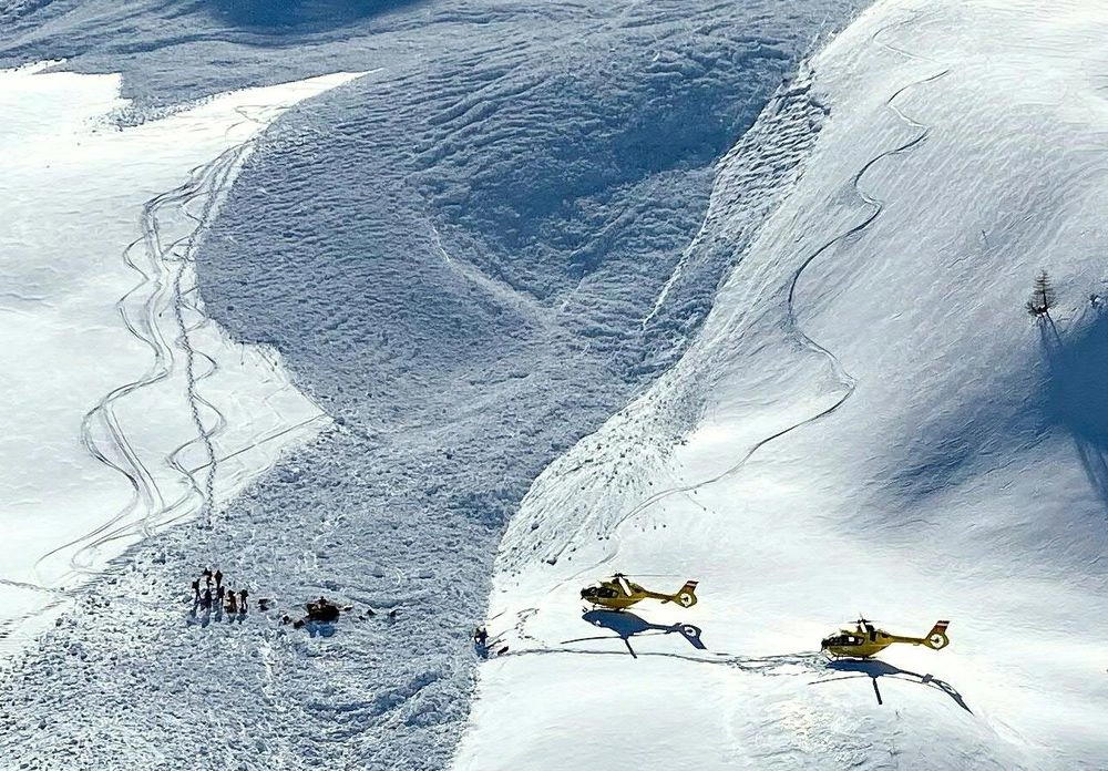 Four people die in an avalanche on a mountain range in the French Alps
