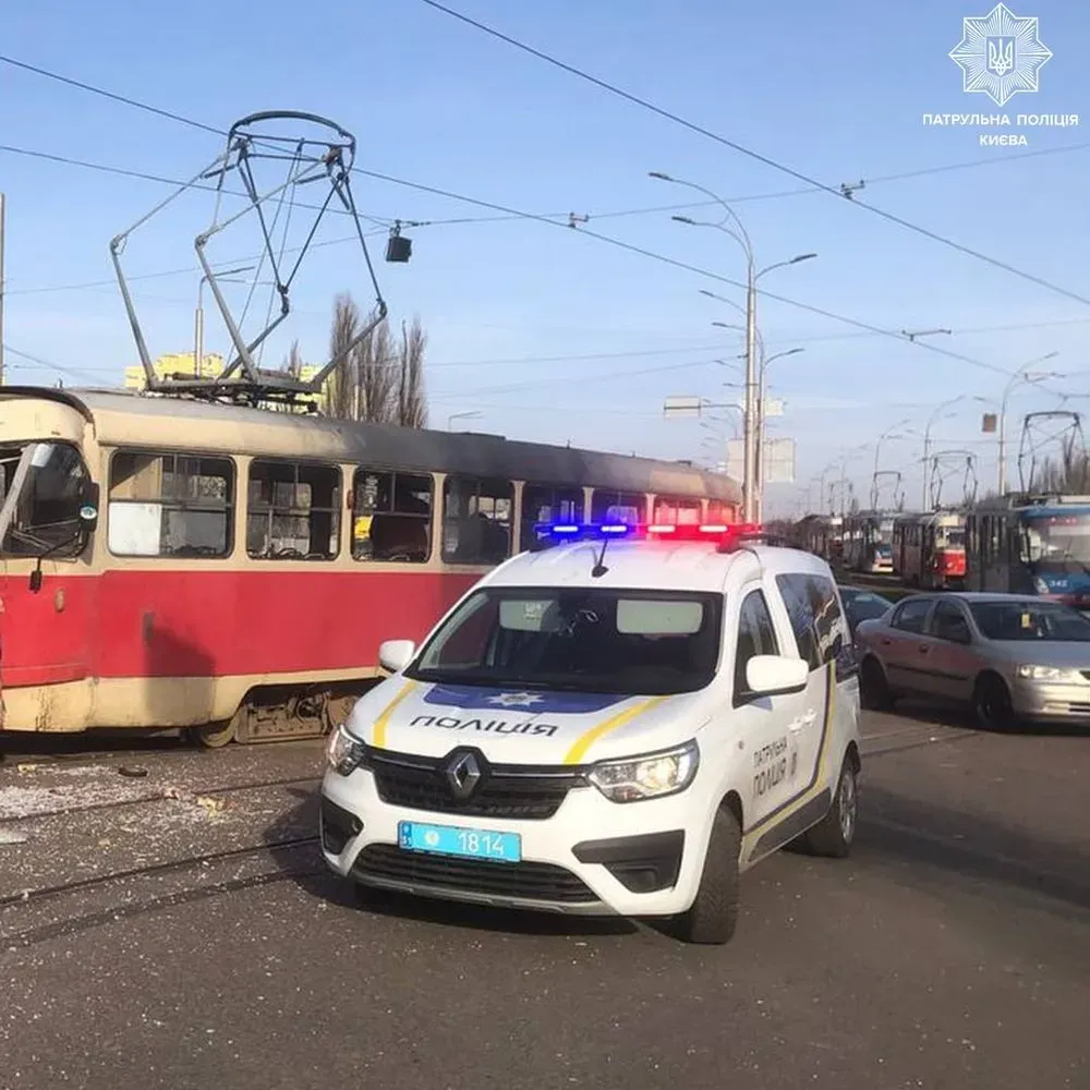 В Киеве грузовик врезался в трамвай, движение транспорта затруднено
