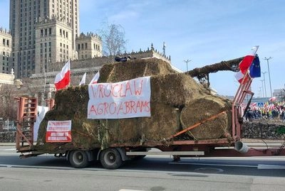 Протести польських фермерів: у Варшаві мітингувальники зібрали "Абрамс" з тюків сіна