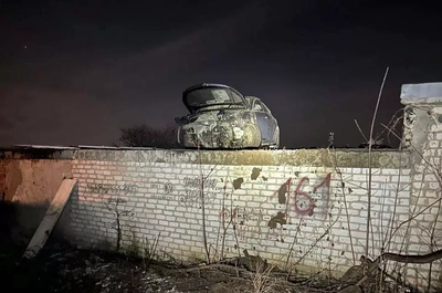 В Харькове мужчина, пытаясь скрыться от полиции на машине, "залетел" на крышу гаража
