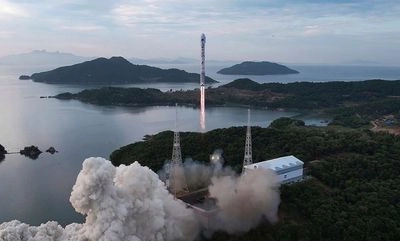 Первый северокорейский спутник-шпион "жив" и продолжает маневрировать - Reuters