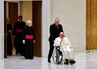 Папу Франциска обследуют в больнице в Риме из-за гриппа - СМИ