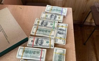 Громадяни Молдови сховали у кишенях $100 000, аби незаконно перевезти валюту через кордон 