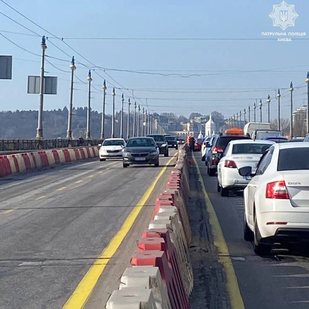 Accident on the Paton Bridge caused delays in traffic to the center of Kyiv