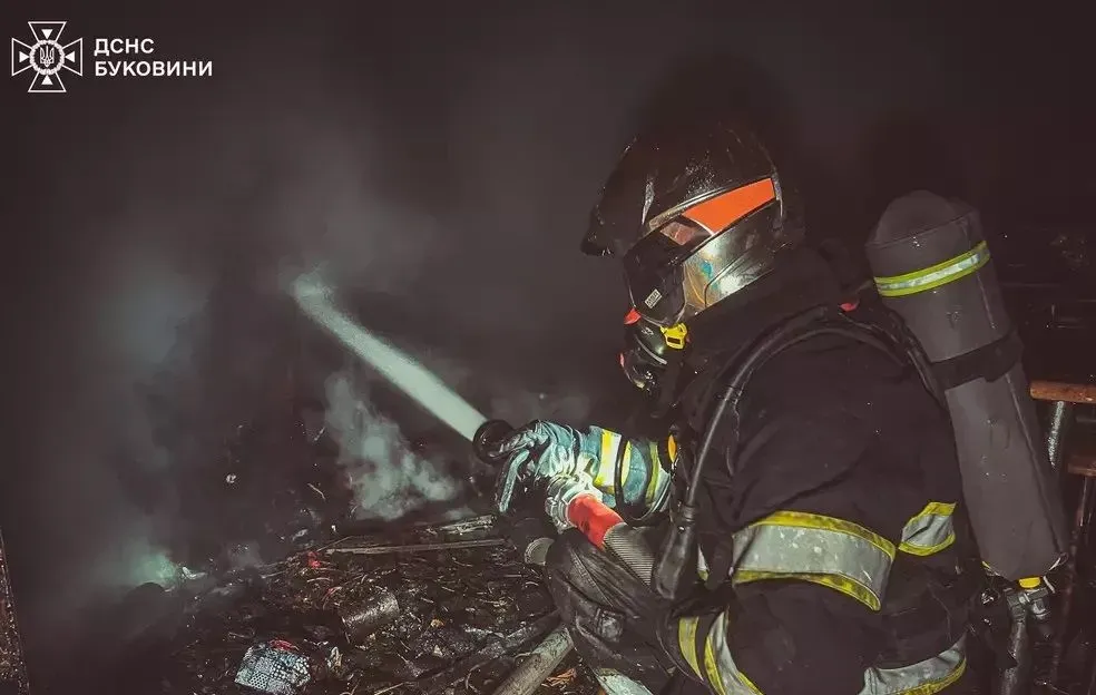 a-fire-broke-out-at-a-market-in-chernivtsi-15-stalls-burned-down-two-workers-were-rescued