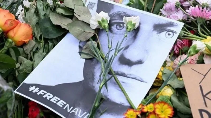Похороны Навального: ритуальные компании отказываются предоставлять катафалк, а возле кладбища дежурят полицейские