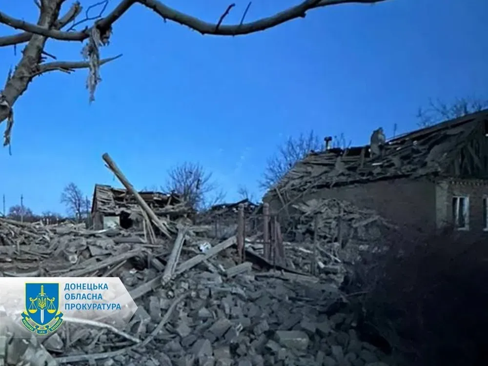 армия рф сбросила авиабомбу на село в Донецкой области: ранены три человека
