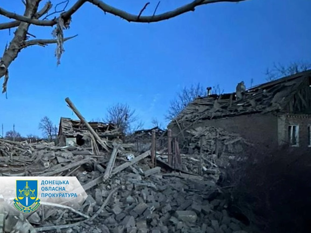 армія рф скинула авіабомбу на село на Донеччині: поранено трьох людей