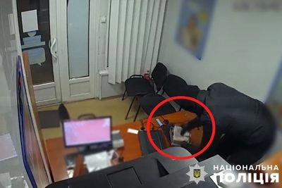 В Киеве мужчина в балаклаве ворвался в банк: избил сотрудника и обокрал сейф