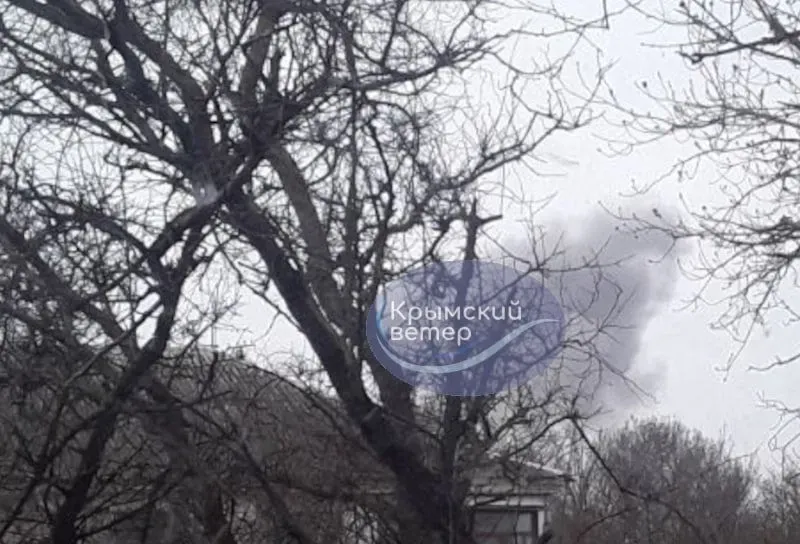 Дим над бухтою у Севастополі та "прильоти": у Криму повідомляють про наслідки вибухів