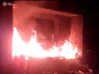 На Сумщині через нічну атаку рф сталася пожежа в житловому секторі - ДСНС