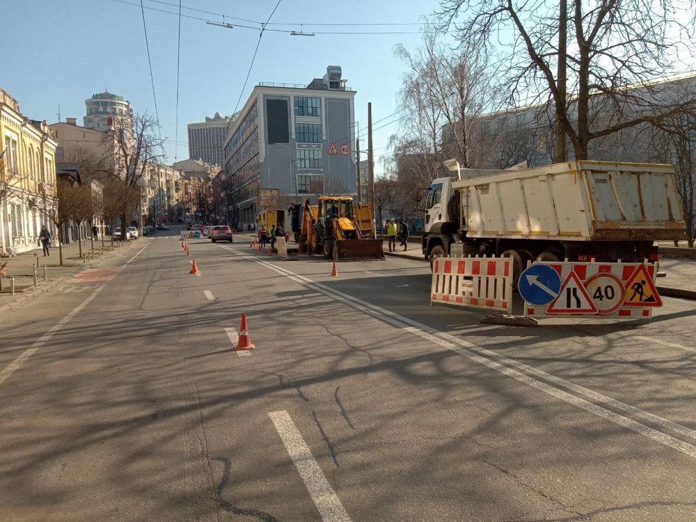 В Киеве авария на водопроводе: 16 домов без воды, ограничили движение транспорта