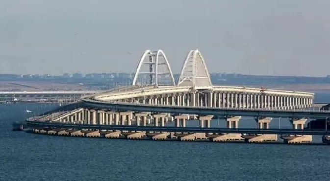 Возле Крымского моста остановлено 9 поездов