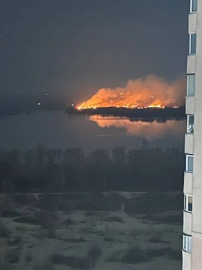 В Киеве произошел масштабный пожар на территории экопарка "Осокорки"