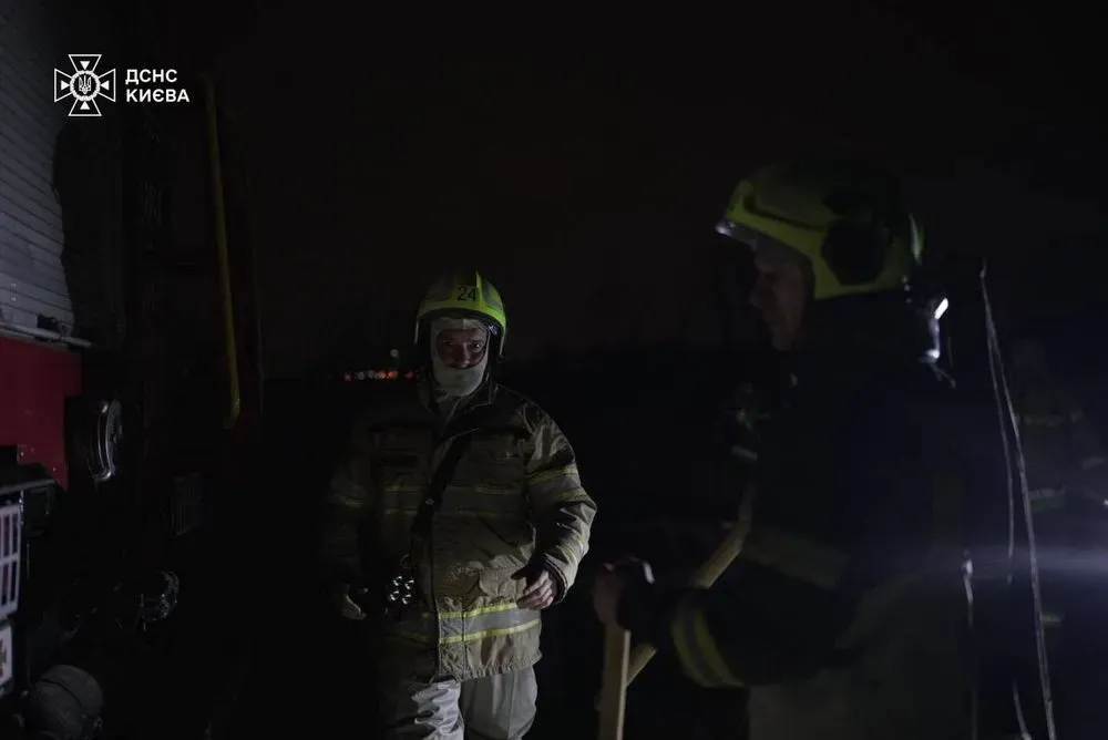 Rescuers extinguish large-scale fire on the area of 3 hectares near Tyagle Lake in Kyiv