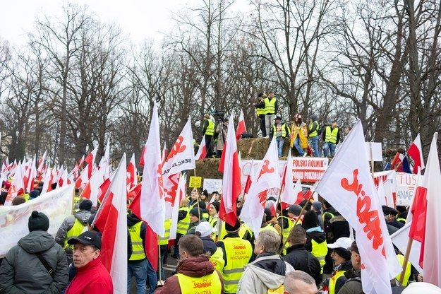 Farmers in Warsaw held large-scale protests, setting tires on fire