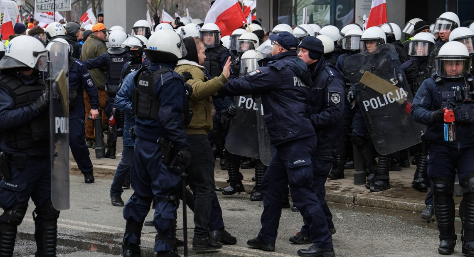 Возле польского Сейма произошли беспорядки между фермерами и полицией: есть пострадавшие и задержанные