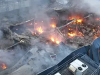 Днепропетровщина: в Никополе из-за атаки россиян вспыхнул ТЦ и жилой дом, есть пострадавшая