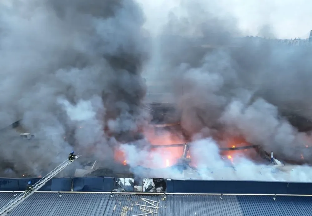В Никополе потушили масштабный пожар в ТЦ, горело более 5 часов