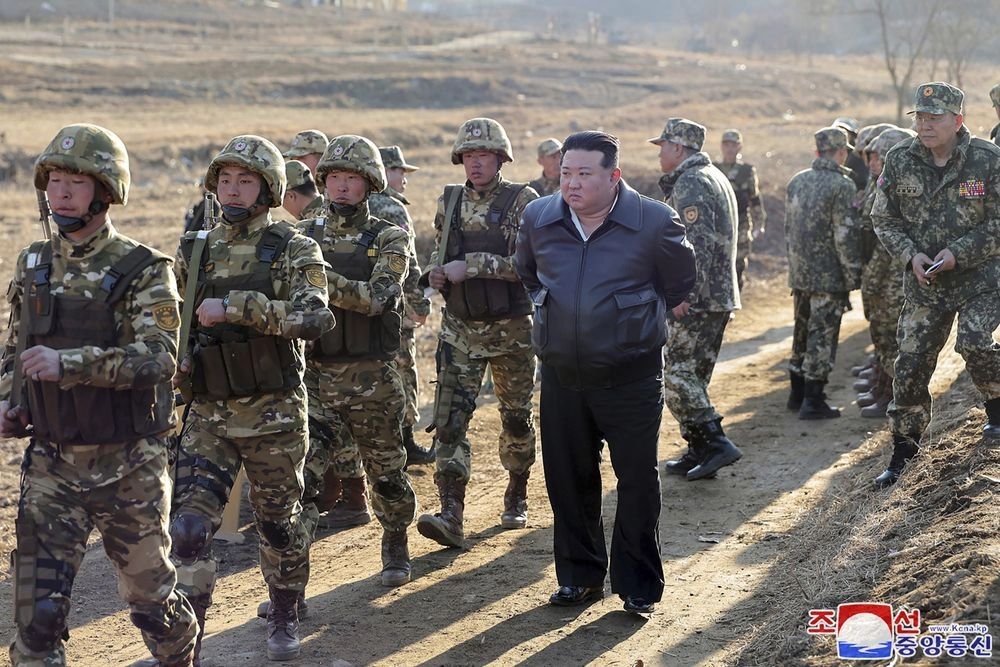 Ким Чен Ын возглавляет военные учения и призывает к подготовке к войне