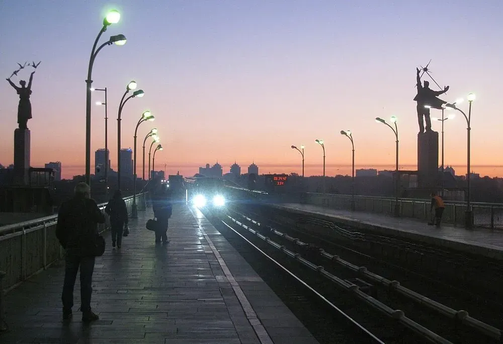 u-kyievi-stantsiia-metro-dnipro-vidnovliuie-robotu-pislia-zakryttia-z-pochatku-vtorhnennia-rf
