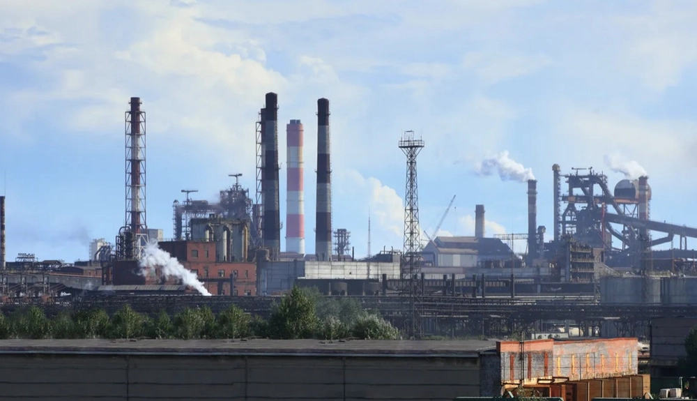 У росії стався вибух на одному з найбільших металургійних заводів "сєвєрсталі": влада заявила про атаку безпілотника