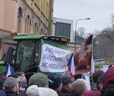 Dumping manure in front of the government building: Czech farmers protest in Prague